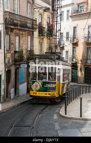 Le célèbre tram 28 voyageant dans la vieille ville, centre historique, Bairro Alto, Lisbonne, Lisbonne, Portugal District Banque D'Images