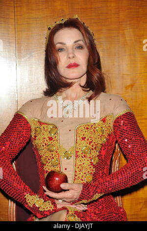 Blanche Neige et les Sept Nains - lancement presse Priscilla Presley, Warwick Davis, Noël en pot, assister lancement presse dans leur préparation à la star à New Wimbledon Theatre panto annuelle de l'offre. Presley fait ses débuts comme le méchant pantomime reine. Savoy H Banque D'Images