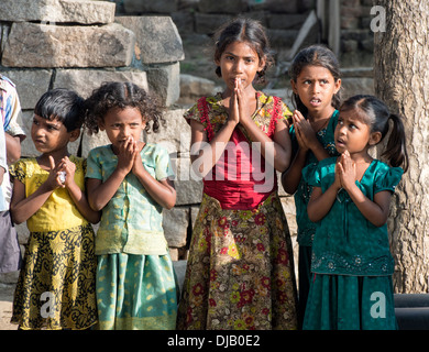 Filles de l'école de village offrant une namasker. L'Andhra Pradesh, Inde Banque D'Images