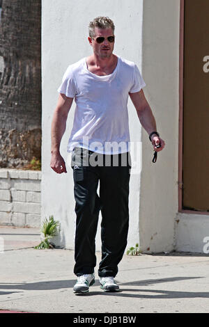 Eric Dane vu quitter la salle de sport après une séance de musculation, et perçoit un ticket de parking sur sa voiture de sport Porsche Panamera Los Angeles, Californie - 27.09.12 Banque D'Images