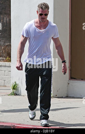 Eric Dane vu quitter la salle de sport après une séance de musculation, et perçoit un ticket de parking sur sa voiture de sport Porsche Panamera Los Angeles, Californie - 27.09.12 Banque D'Images