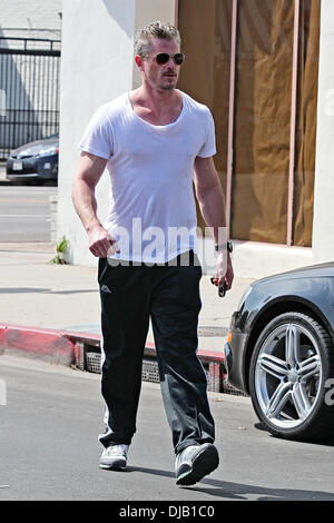 Eric Dane vu quitter la salle de sport après une séance de musculation, et perçoit un ticket de parking sur sa voiture de sport Porsche Panamera Los Angeles, Californie - 27.09.12 Banque D'Images