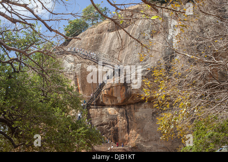Les habitants et les touristes de monter les escaliers au Rocher du lion à Sigiriya au Sri Lanka Banque D'Images