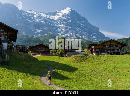 Maisons traditionnelles en bois, derrière la face nord de l'Eiger, Alpes Suisses Jungfrau-Aletsch, UNESCO World Heritage, Grindelwald Banque D'Images