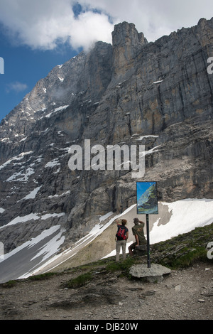 Le panneau d'information et de randonneurs sur le sentier de l'Eiger, derrière la face nord de l'Eiger, Alpes Suisses Jungfrau-Aletsch, UNESCO World Heritage Banque D'Images