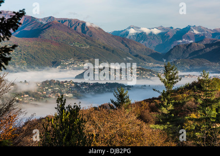 Plaques de brouillard sur Lugano sur un matin d'automne, vu de San Grato Botanic Park, Lugano TI, Lugano, Canton du Tessin Banque D'Images