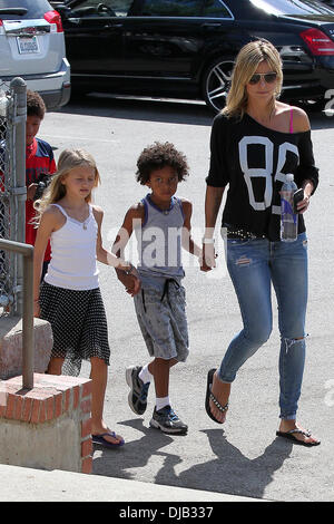 Leni Samuel, Laurent Samuel et Heidi Klum Heidi Klum va à son fils, partie de soccer de Brentwood avec ses enfants et nouveau petit ami de Los Angeles, Californie - 29.09.12 Banque D'Images