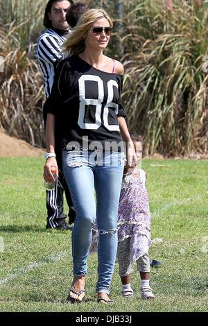 Heidi Klum et sa fille Lou Samuel Heidi Klum va à son fils, partie de soccer de Brentwood avec ses enfants et nouveau petit ami de Los Angeles, Californie - 29.09.12 Banque D'Images