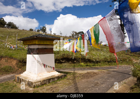 Le Bhoutan, Phobjika Pele, la pass, les drapeaux de prières au-dessus de la route, à égalité, à chorten, pour la salubrité de voyages Banque D'Images