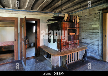 Salle de séjour avec un poêle en faïence dans un corps de ferme, construit 1711, Musée en plein air de Franconie, Bad Windsheim, Middle Franconia, Bavaria Banque D'Images