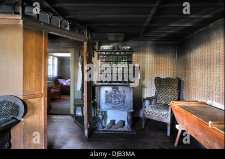 Salon avec un poêle en faïence, meublé comme en 1900, dans un corps de ferme originaire d'Herrnbechtheim, construit en 1772, a été déménagé au Banque D'Images