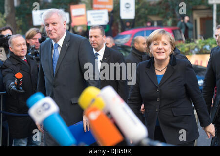 Berlin, Allemagne. 26 nov., 2013. Président du Parti de l'Union chrétienne-sociale (CSU), Horst Seehofer et agissant à la Chancelière allemande Angela Merkel (CDU) Arrivée à Willy-Brandt-Haus de pourparlers entre la coalition CDU/CSU et SPD à Berlin, Allemagne, 26 novembre 2013. Photo : MAURIZIO GAMBARINI/dpa/Alamy Live News Banque D'Images