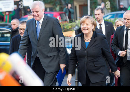 Berlin, Allemagne. 26 nov., 2013. Président du Parti de l'Union chrétienne-sociale (CSU), Horst Seehofer et agissant à la Chancelière allemande Angela Merkel (CDU) Arrivée à Willy-Brandt-Haus de pourparlers entre la coalition CDU/CSU et SPD à Berlin, Allemagne, 26 novembre 2013. Photo : MAURIZIO GAMBARINI/dpa/Alamy Live News Banque D'Images