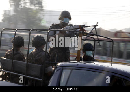 Dhaka, Bangladesh . 26 nov., 2013. Personnels de la garde-frontière du Bangladesh (BGB) patrouille dans une rue de Dhaka, Bangladesh, le 26 novembre 2013, au cours de l'ensemble du pays de 48 heures protester contre l'annonce de l'horaire de la 10e législature. Au moins trois personnes étaient mortes dans des incidents de violence dans la première journée d'opposition du Bangladesh à l'échelle de 48 heures qui a commencé le blocus mardi matin, ont déclaré certaines sources. Source : Xinhua/Alamy Live News Banque D'Images