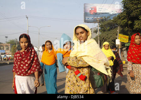 Dhaka, Bangladesh . 26 nov., 2013. Les travailleurs du vêtement à pied dans une rue de Dhaka, Bangladesh, le 26 novembre 2013, au cours de l'ensemble du pays de 48 heures protester contre l'annonce de l'horaire de la 10e législature. Au moins trois personnes étaient mortes dans des incidents de violence dans la première journée d'opposition du Bangladesh à l'échelle de 48 heures qui a commencé le blocus mardi matin, ont déclaré certaines sources. Source : Xinhua/Alamy Live News Banque D'Images