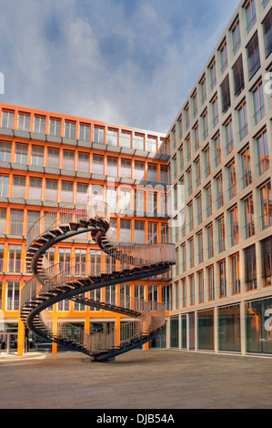 Sculpture 'Umschreibung', un escalier en forme de double hélice par Olafur Eliasson, siège allemand de KPMG, Munich Banque D'Images