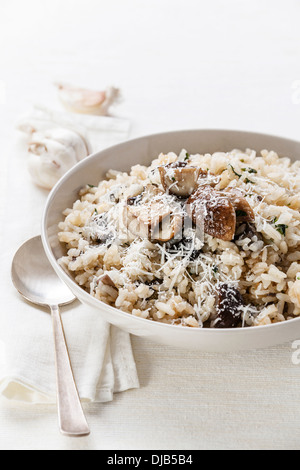 Risotto aux champignons sauvages et parmesan persil Banque D'Images