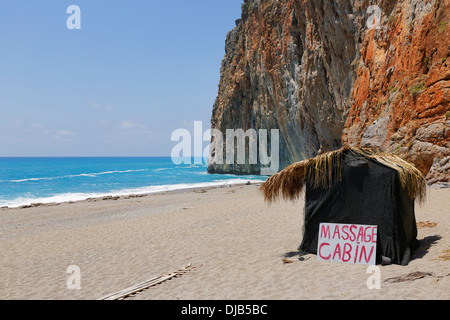 Hut avec cabine de massage "signe" sur la plage de Contursi, Antalya Province, Méditerranée, Turquie Banque D'Images