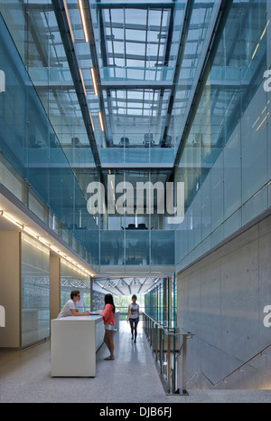 Le Quantum Nano Centre, Waterloo, Canada. Architecte : Kuwabara Payne McKenna Bloomberg, 2013. Atrium. Banque D'Images