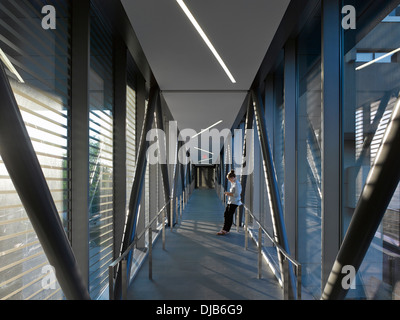 Le Quantum Nano Centre, Waterloo, Canada. Architecte : Kuwabara Payne McKenna Bloomberg, 2013. Passerelle. Banque D'Images