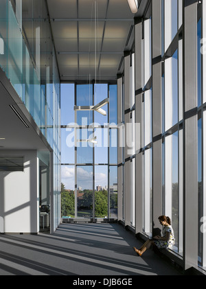 Le Quantum Nano Centre, Waterloo, Canada. Architecte : Kuwabara Payne McKenna Bloomberg, 2013. Bibliothèque. Banque D'Images