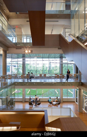 Le Quantum Nano Centre, Waterloo, Canada. Architecte : Kuwabara Payne McKenna Bloomberg, 2013. Atrium. Banque D'Images