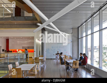 Le Quantum Nano Centre, Waterloo, Canada. Architecte : Kuwabara Payne McKenna Bloomberg, 2013. Café. Banque D'Images