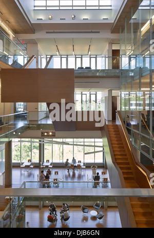 Le Quantum Nano Centre, Waterloo, Canada. Architecte : Kuwabara Payne McKenna Bloomberg, 2013. Atrium. Banque D'Images