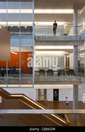 Le Quantum Nano Centre, Waterloo, Canada. Architecte : Kuwabara Payne McKenna Bloomberg, 2013. Atrium. Banque D'Images