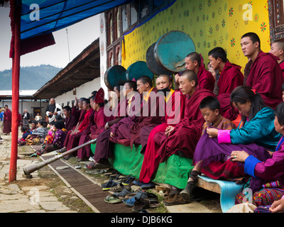 Le Bhoutan, Phobjika, Gangte Goemba Tsechu festival, musiciens, monk Banque D'Images