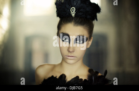 Portrait du jeune danseur de ballet comme un cygne noir Banque D'Images