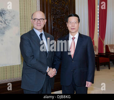 Beijing, Chine. 26 nov., 2013. Le vice-Premier ministre chinois Zhang Jaili (R), serre la main du ministre français des Finances Pierre Moscovici à Beijing, capitale de Chine, le 26 novembre 2013. © Wang Ye/Xinhua/Alamy Live News Banque D'Images
