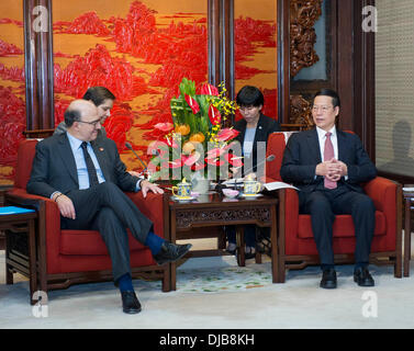 Beijing, Chine. 26 nov., 2013. Le vice-Premier ministre chinois Zhang Jaili (1e R) rencontre avec le Ministre français des Finances Pierre Moscovici à Beijing, capitale de Chine, le 26 novembre 2013. © Wang Ye/Xinhua/Alamy Live News Banque D'Images