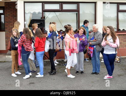 Fans de One Direction Niall Horan a célébré son 19e anniversaire de l'organisation d'une Charity Golf Classic avec Keith Duffy pour Action Autisme irlandaise (AAI) et de l'hébergement d'urgence temporaire (Mullingar) L'équipe de Mullingar, Irlande - 13.09.12 Banque D'Images