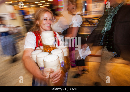 Allemagne, Baveria, Munich, Oktoberfest, serveuse avec Steins Banque D'Images