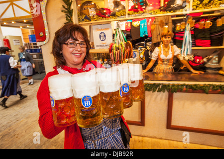 Allemagne, Baveria, Munich, Oktoberfest, serveuse avec Steins Banque D'Images