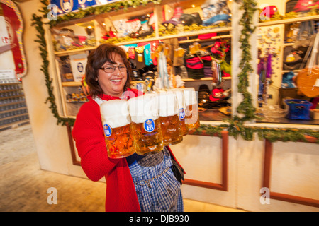 Allemagne, Baveria, Munich, Oktoberfest, serveuse avec Steins Banque D'Images