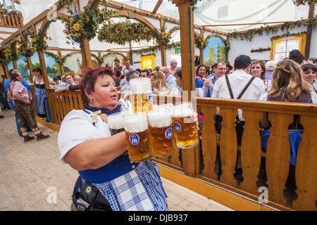 Allemagne, Baveria, Munich, Oktoberfest, serveuse avec Steins Banque D'Images