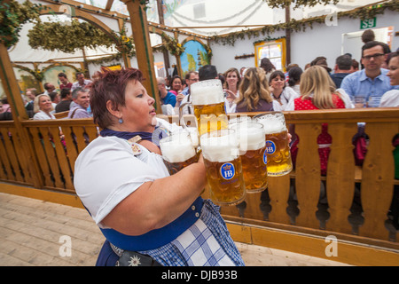 Allemagne, Baveria, Munich, Oktoberfest, serveuse avec Steins Banque D'Images