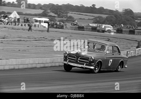 Une Volvo à Beckett's Corner, dans le salon de voiture course sur le Grand Prix de Grande-Bretagne, Silverstone, Angleterre 1960. Banque D'Images