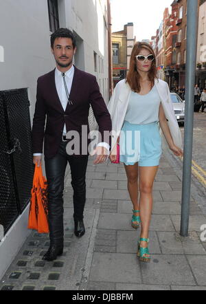 Gemma Arterton et mari Stefano Catelli London Fashion Week Spring/Summer 2013 - Holly Fulton - l'extérieur des arrivées. Londres, Angleterre - 15.09.12 Banque D'Images