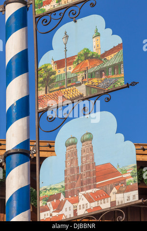 Germany, Bavaria, Munich, Oktoberfest, tente à bière Maypole Photos Banque D'Images