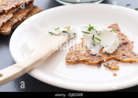 Crème ciboulette fromage à tartiner sur pain croustillant épicé de piment. Banque D'Images