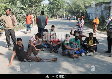 Dhaka, Bangladesh . 26 nov., 2013. Les militants du Parti nationaliste du Bangladesh (BNP) blocus d'une route dans la région de Sirajganj, quelque 134 km au nord-ouest de la capitale, Dhaka, Bangladesh, le 26 novembre 2013, au cours de l'ensemble du pays de 48 heures protester contre l'annonce de l'horaire de la 10e législature. Au moins trois personnes étaient mortes dans des incidents de violence dans la première journée d'opposition du Bangladesh à l'échelle de 48 heures qui a commencé le blocus mardi matin, ont déclaré certaines sources. (Xinhua/Shariful Islam/Alamy Live News) Banque D'Images