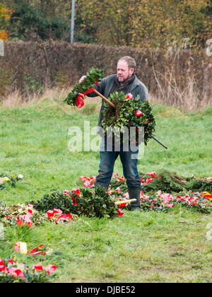 Tenbury Wells, Worcestershire, Royaume-Uni, le 26 novembre 2013. Le gui UK annuel , Holly, Arbre de Noël et des couronnes de Noël vente aux enchères. Vente aux enchères menée par Nick Champion des Champion Nick encanteurs. Décorations de Noël traditionnel frais vendu et distribué à travers le Royaume-Uni. Tenbury Wells organise chaque année un Festival de Gui au cours de l'approche de Noël. Crédit : Ian Thwaites/Alamy Live News Banque D'Images