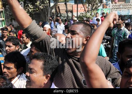 Dhaka, Bangladesh. 26 novembre 2013. Des partisans du parti d'opposition du Bangladesh crier des slogans lors d'un blocus organisé par le Parti nationaliste du Bangladesh (BNP) et ses alliés islamistes militants dans Aminbazer, dans la périphérie Dhaka le 26 novembre 2013. Bangladesh Les partisans de l'opposition s'est rendu sur le rampage, bloquant les routes et voies de chemin de fer déchirant après avoir rejeté des plans pour une élection le 5 janvier, plongeant le pays dans l'instabilité politique. Banque D'Images