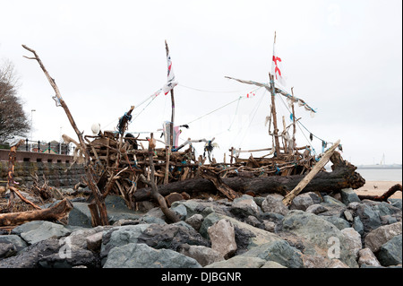 Le bateau pirate construit à partir de bois flotté Bois flotté sur la plage Banque D'Images