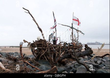 Le bateau pirate construit à partir de bois flotté Driftwood Beach Banque D'Images