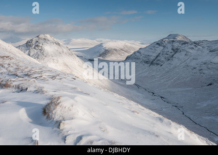 Vue d'hiver sur le Gartain Lairig Buachaille Etive Beag, de Glencoe, les Highlands écossais Banque D'Images