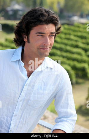 Homme debout dans un vignoble Banque D'Images